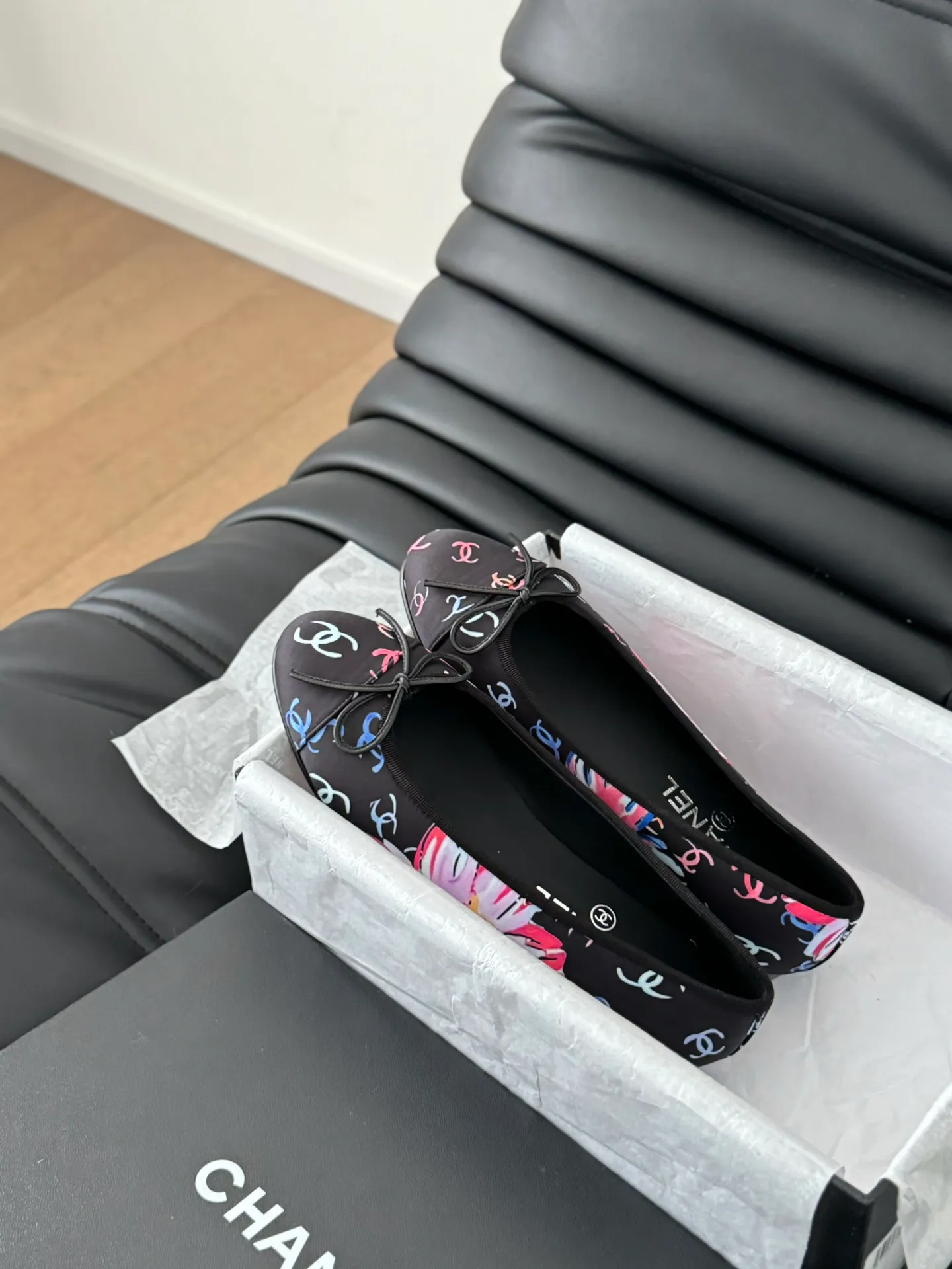 👟👟Ex-factory price 480👟👟 Purchasing-grade Chanel new color ballet shoes, original 1:1 replica, a classic among classics, perfect whether paired with trousers or skirts. The small round toe design is very good at modifying the foot shape, a must-have for little fairies! Heel height: 2.5cm Size: 35-41 (40/41/42/43 customized, non-refundable)